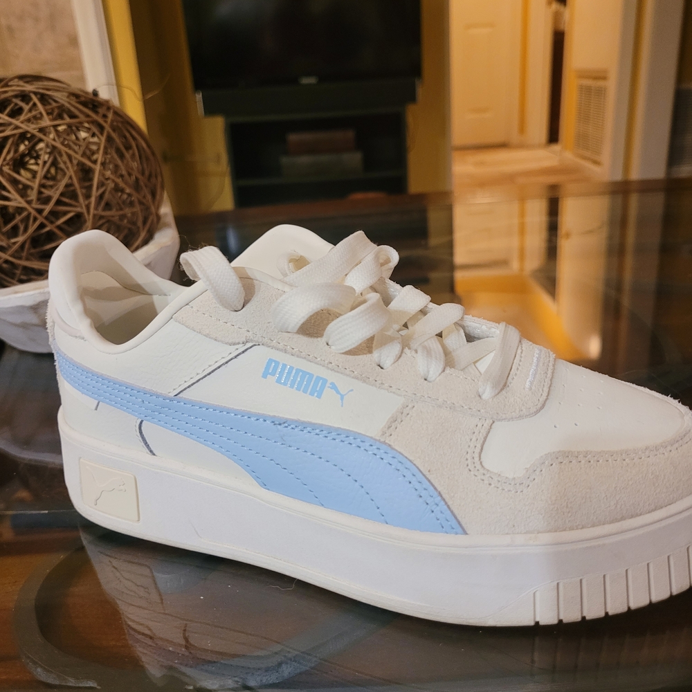 Excellent Condition Women's PUMA PLATFORM SNEAKERS. Size 7.5. White and Sky Blue
